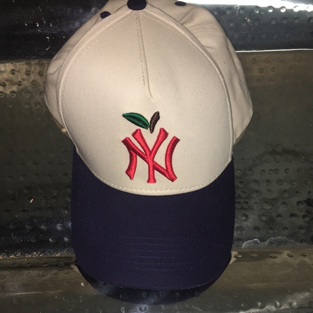 Yankees rare big apple NY Cap - Cream and Navy